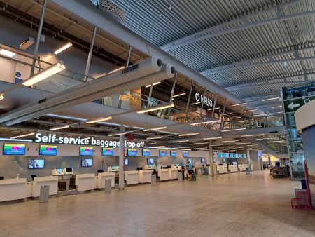 self service balies in vertrekhal van Eindhoven Vliegveld